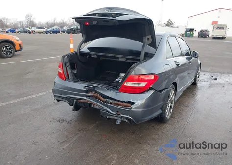 2013 Mercedes-Benz C 300 Sport 4Matic z USA, uszkodzony, nr VIN WDDGF8ABXDR244936